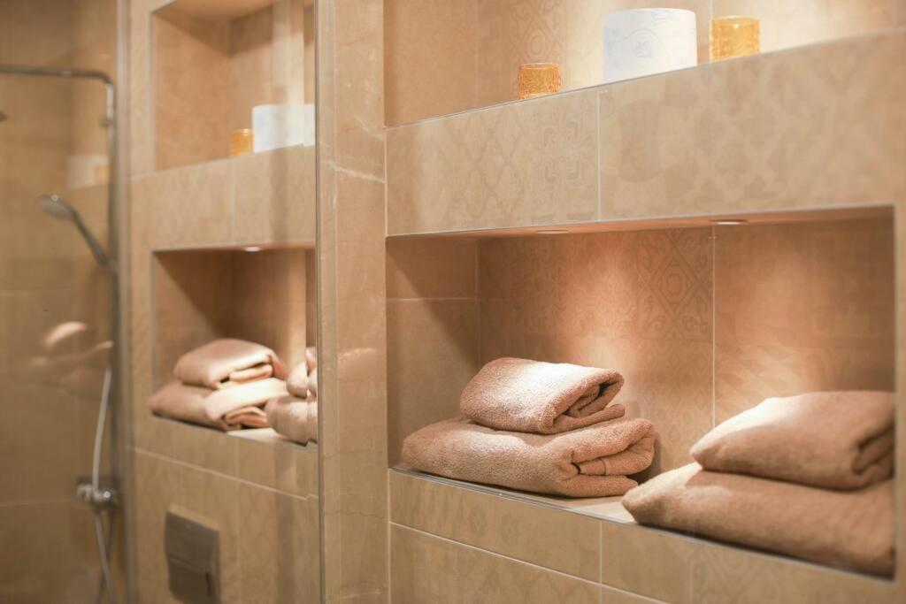 Апартаменти Marina Apartment-2bdr At South Bay Complex