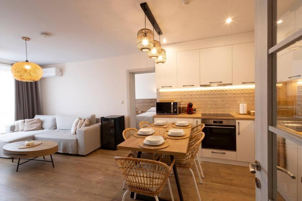 Апартаменти Marina Apartment-2bdr At South Bay Complex