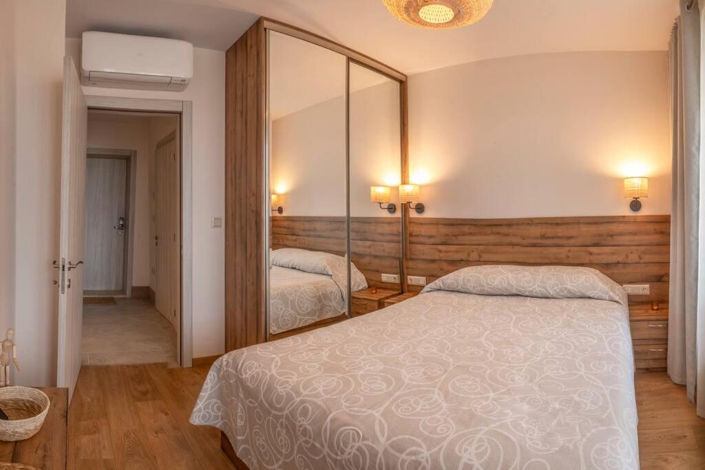 Апартаменти Marina Apartment-2bdr At South Bay Complex